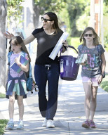 PEOPLE - Jennifer Garner mit den Girls in Brentwood unterwegs