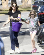 PEOPLE - Jennifer Garner mit den Girls in Brentwood unterwegs