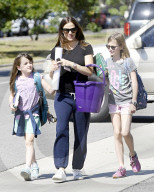 PEOPLE - Jennifer Garner mit den Girls in Brentwood unterwegs