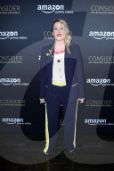 PEOPLE - Alanis Morissette strahlt in blond beim "Transparent" Screening