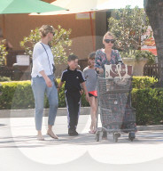 PEOPLE - Cameron Diaz und Nicole Richie schieben die Einkäufe zum Auto