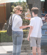 PEOPLE - Cameron Diaz und Nicole Richie schieben die Einkäufe zum Auto