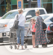 PEOPLE - Cameron Diaz und Nicole Richie schieben die Einkäufe zum Auto