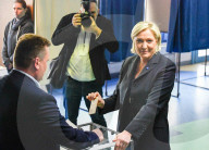 NEWS - Wahlen in Frankreich: Marine Le Pen bei der Stimmabgabe in Henin Beaumont