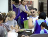 PEOPLE - Ashley Greene und Paul Khoury gönnen sich eine Manicure