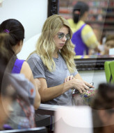 PEOPLE - Ashley Greene und Paul Khoury gönnen sich eine Manicure