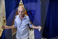 NEWS - Wahlen in Frankreich: Philippe Poutou bei der Stimmabgabe in Bordeaux