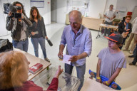 NEWS - Wahlen in Frankreich: Philippe Poutou bei der Stimmabgabe in Bordeaux