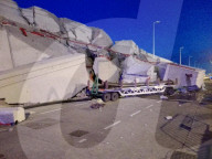 NEWS - Voll in die Hafenmole: Eine Kanarenfähre kollidiert nach einem Maschinenausfall mit der Betonmauer 