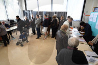 NEWS - Wahlen in Frankreich: Sarkozy und Bruni bei der Stimmabgabe in Paris