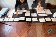 NEWS - Wahlen in Frankreich: Sarkozy und Bruni bei der Stimmabgabe in Paris