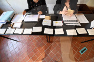 NEWS - Wahlen in Frankreich: Sarkozy und Bruni bei der Stimmabgabe in Paris