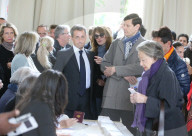 NEWS - Wahlen in Frankreich: Sarkozy und Bruni bei der Stimmabgabe in Paris