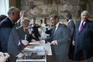 NEWS - Wahlen in Frankreich: Sarkozy und Bruni bei der Stimmabgabe in Paris