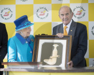 PEOPLE - Queen Elizabeth besucht Pferderennen in Newbury