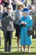 PEOPLE - Queen Elizabeth besucht Pferderennen in Newbury