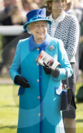 PEOPLE - Queen Elizabeth besucht Pferderennen in Newbury