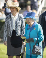 PEOPLE - Queen Elizabeth besucht Pferderennen in Newbury