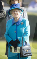 PEOPLE - Queen Elizabeth besucht Pferderennen in Newbury