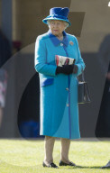 PEOPLE - Queen Elizabeth besucht Pferderennen in Newbury