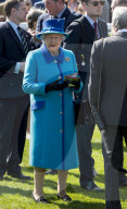 PEOPLE - Queen Elizabeth besucht Pferderennen in Newbury