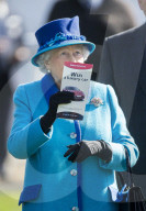 PEOPLE - Queen Elizabeth besucht Pferderennen in Newbury