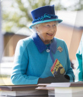 PEOPLE - Queen Elizabeth besucht Pferderennen in Newbury
