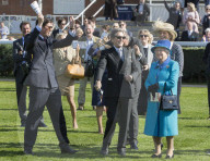 PEOPLE - Queen Elizabeth besucht Pferderennen in Newbury