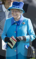 PEOPLE - Queen Elizabeth besucht Pferderennen in Newbury