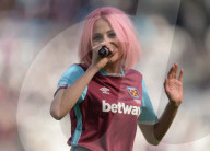 PEOPLE - Pixie Lott trällert im Fussballstadium