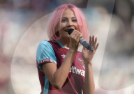 PEOPLE - Pixie Lott trällert im Fussballstadium