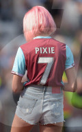 PEOPLE - Pixie Lott trällert im Fussballstadium