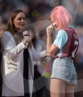 PEOPLE - Pixie Lott trällert im Fussballstadium