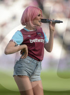 PEOPLE - Pixie Lott trällert im Fussballstadium