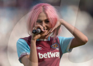PEOPLE - Pixie Lott trällert im Fussballstadium