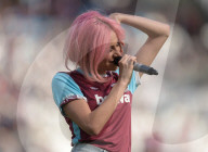 PEOPLE - Pixie Lott trällert im Fussballstadium