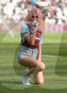 PEOPLE - Pixie Lott trällert im Fussballstadium