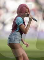 PEOPLE - Pixie Lott trällert im Fussballstadium