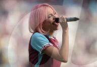 PEOPLE - Pixie Lott trällert im Fussballstadium