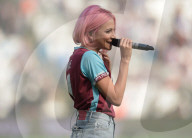 PEOPLE - Pixie Lott trällert im Fussballstadium