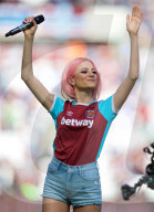 PEOPLE - Pixie Lott trällert im Fussballstadium