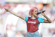 PEOPLE - Pixie Lott trällert im Fussballstadium