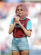 PEOPLE - Pixie Lott trällert im Fussballstadium