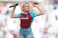PEOPLE - Pixie Lott trällert im Fussballstadium