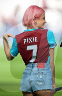 PEOPLE - Pixie Lott trällert im Fussballstadium