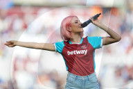 PEOPLE - Pixie Lott trällert im Fussballstadium