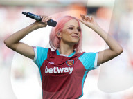 PEOPLE - Pixie Lott trällert im Fussballstadium