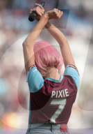 PEOPLE - Pixie Lott trällert im Fussballstadium