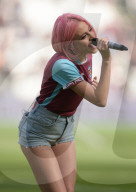 PEOPLE - Pixie Lott trällert im Fussballstadium
