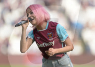 PEOPLE - Pixie Lott trällert im Fussballstadium